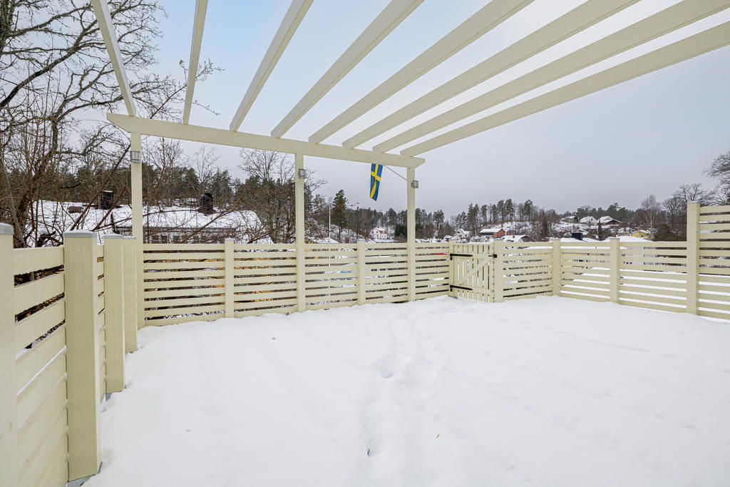 Stort altandäck med pergola 