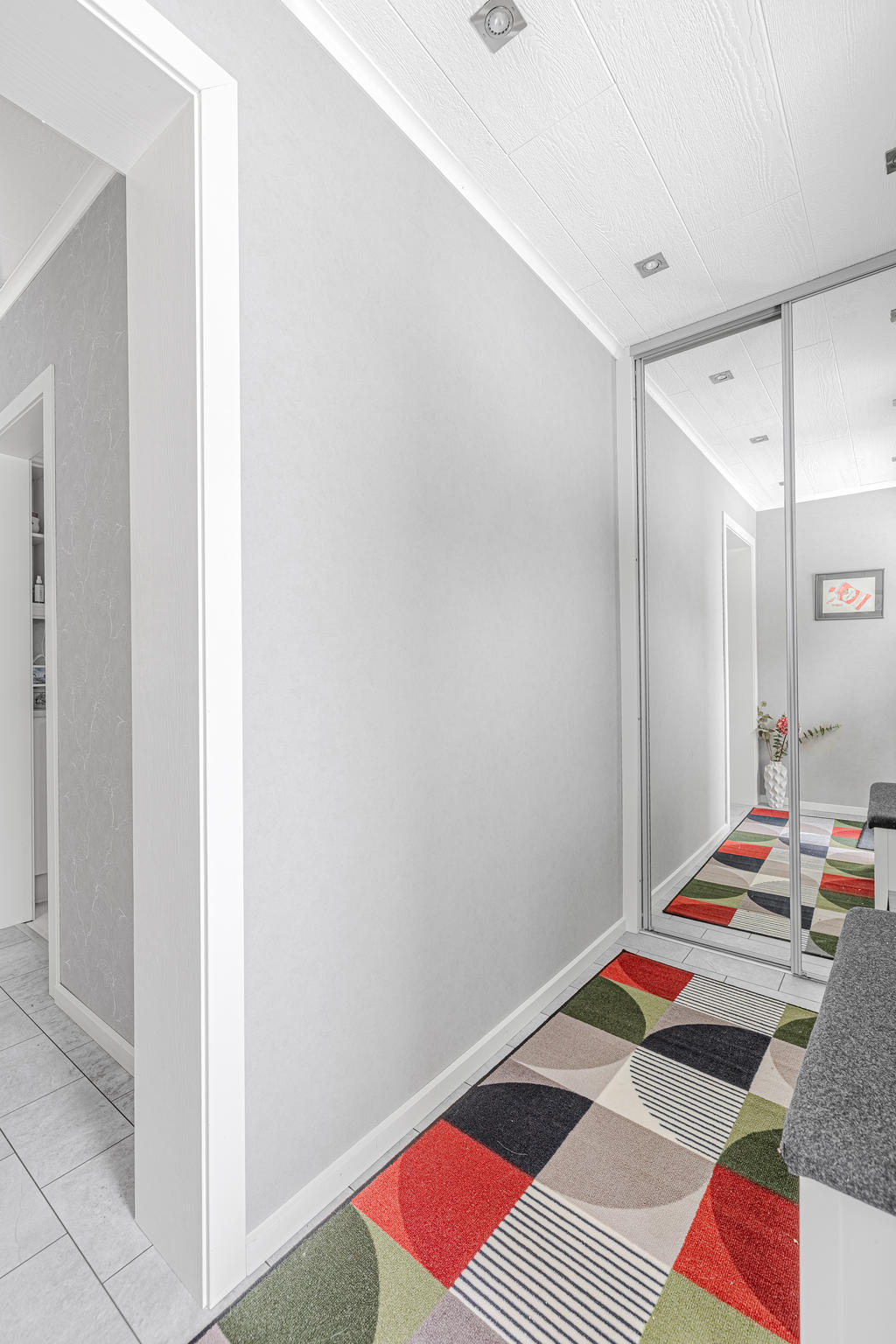 Välkomnande entréhall med klinker på golv samt rymliga ytor för klädavhängning