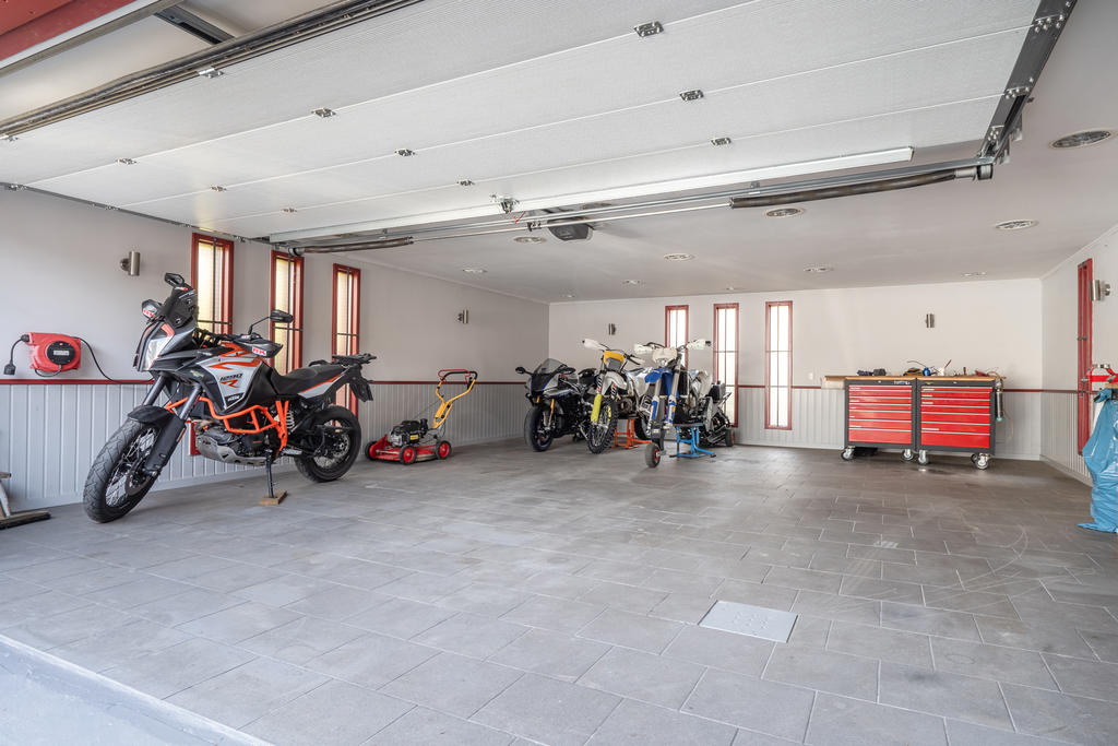 Gott om plats i garaget för 2-3 bilar