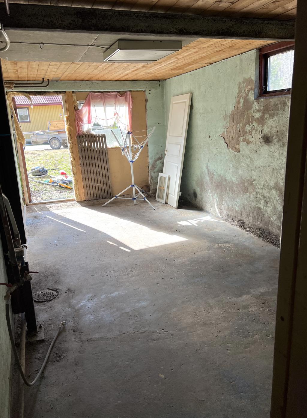 Garage med vanlig dörr