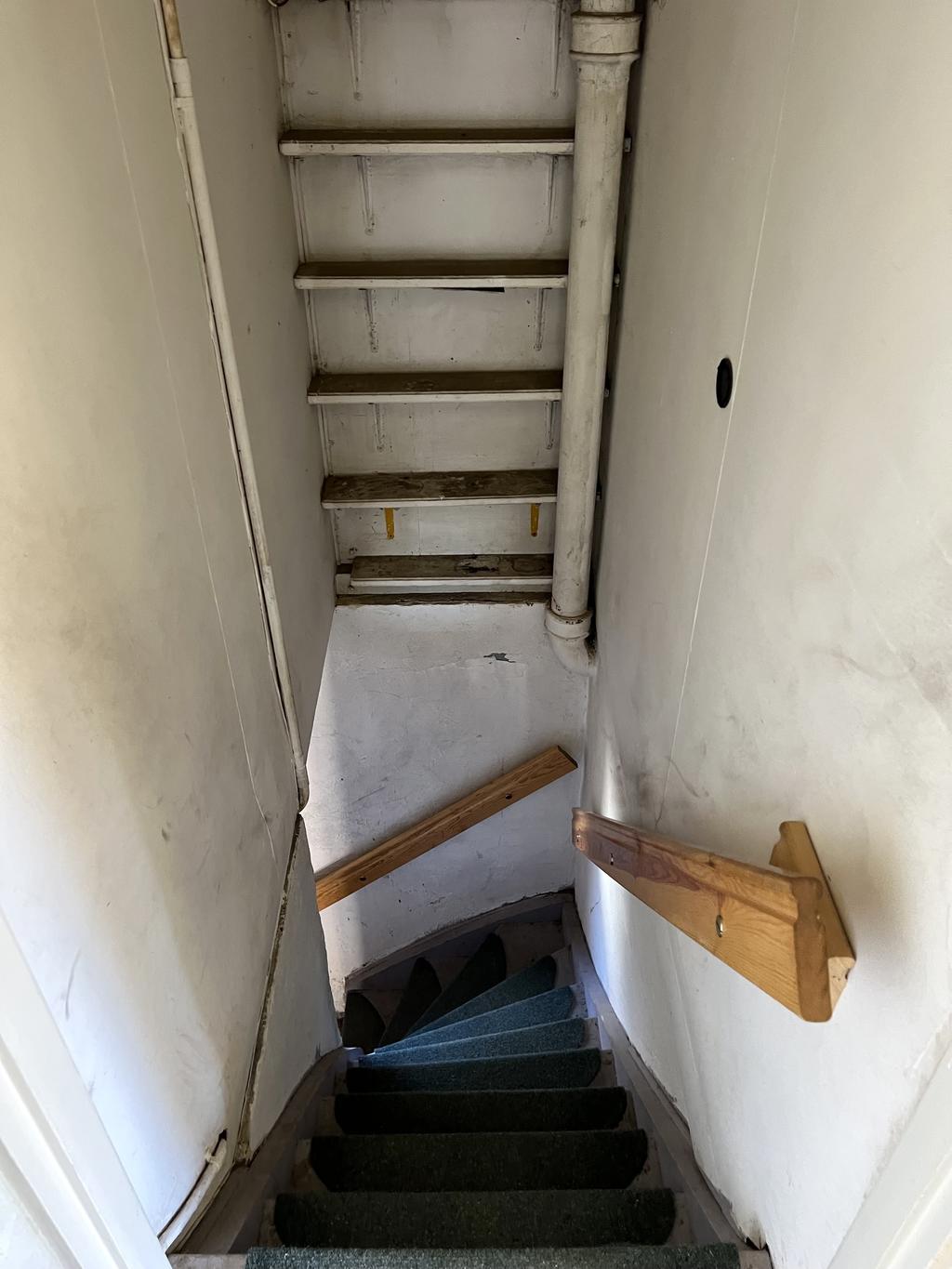 Trapp ner till källare.