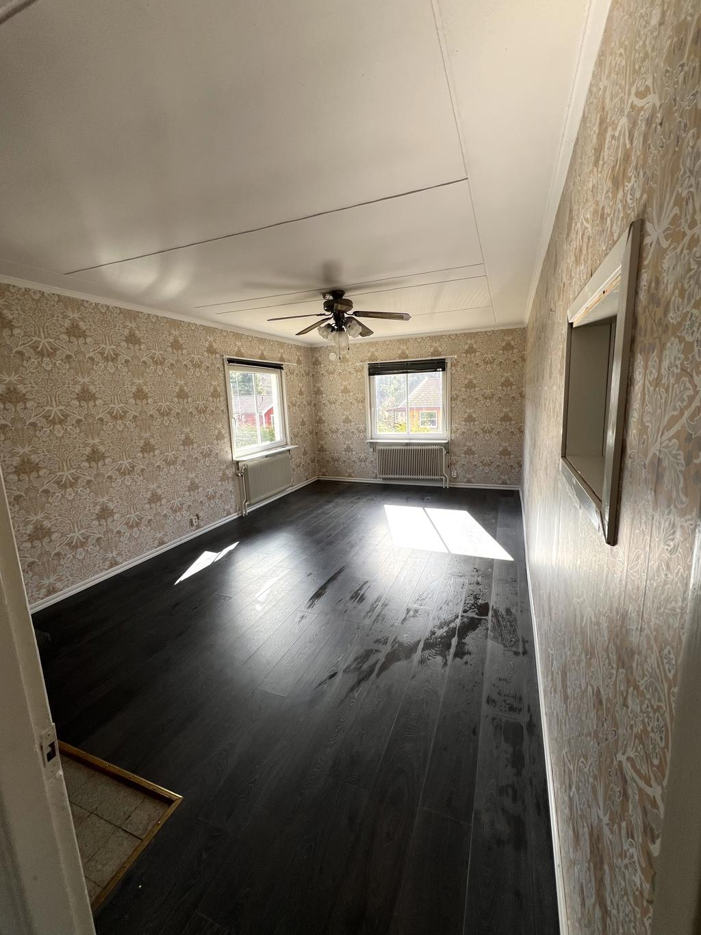 Vardagsrum med öppen spis med insats