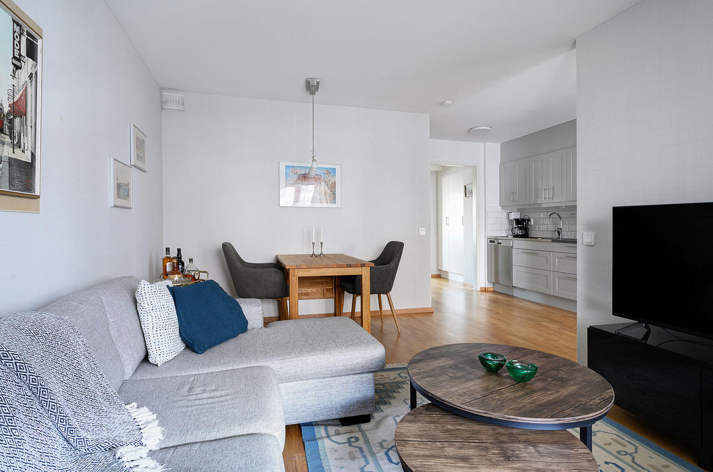 Vardagsrum och kök i öppen planlösning