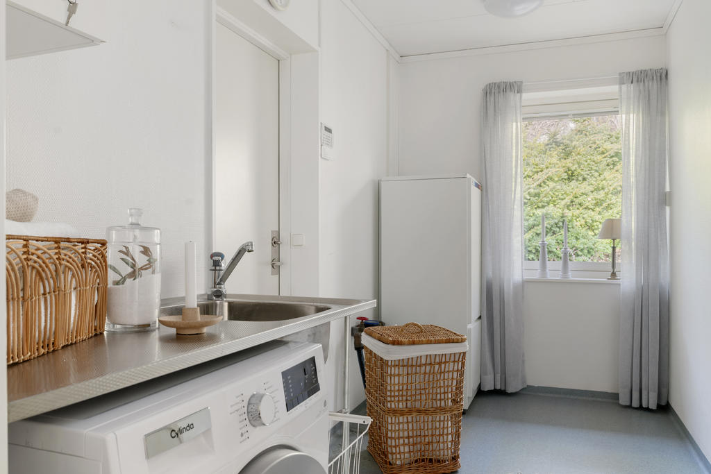 Tvättstuga och garage innanför