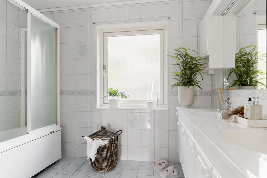 Helkaklat badrum med badkar