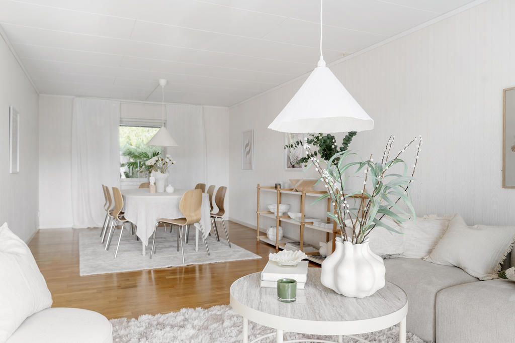 Plats åt både soffa och matsalsbord