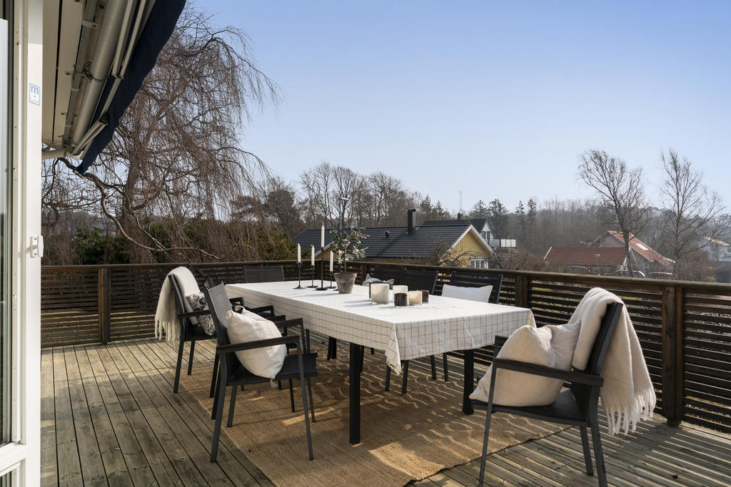 Stor altan med högt och soligt läge