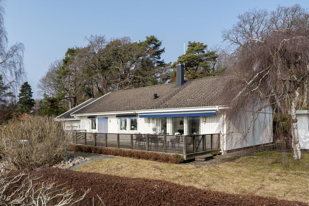 Bekvämt enplanshus på solig trädgårdstomt