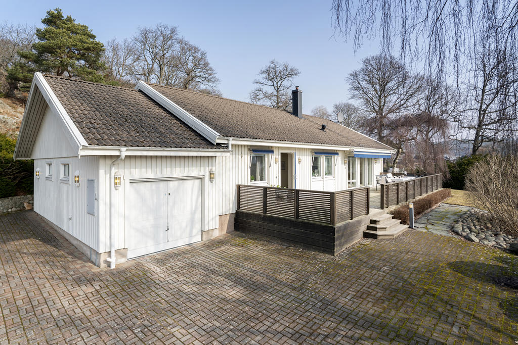 Praktiskt med garage i direkt anslutning till huset!