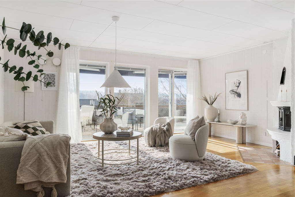 Härliga fönsterpartier och utgång till altan