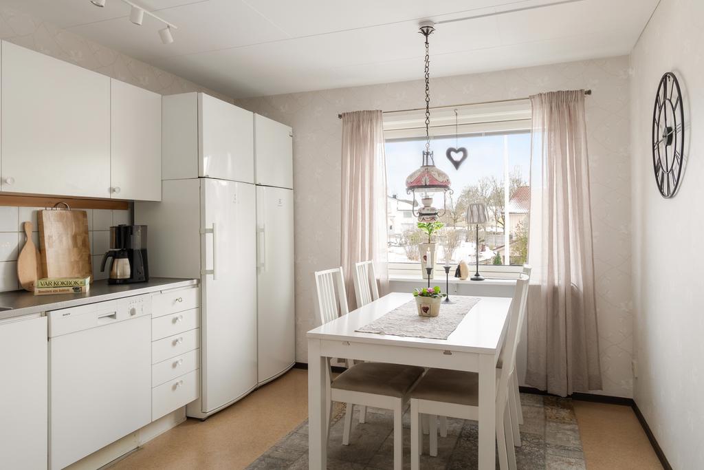 Plats för ett stort matbord i köket direkt vid fönstret.