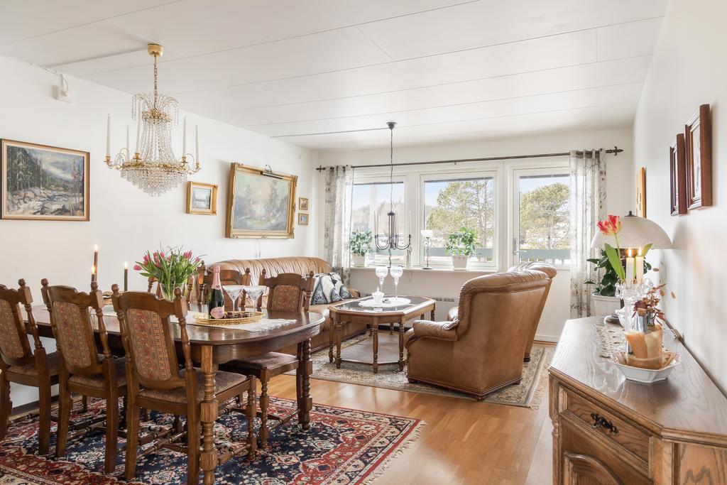 Stort vardagsrum med ekparkett på golvet.