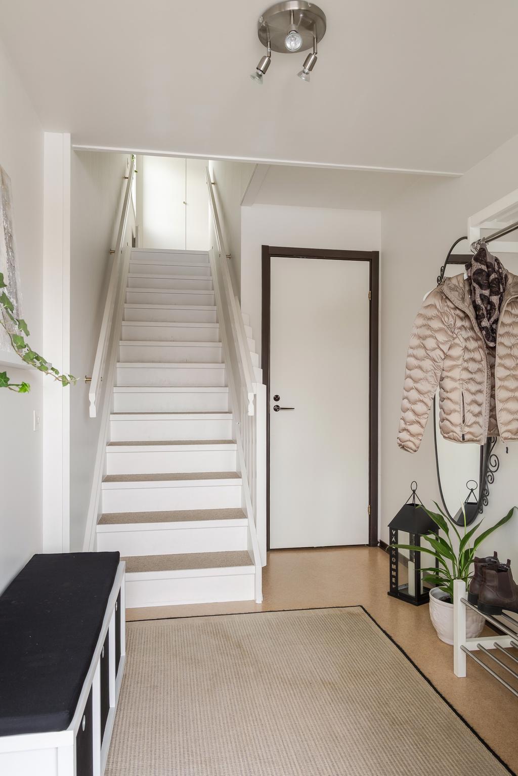 Entréhallen med trappan upp. Under trappan finns mer förvaring.
