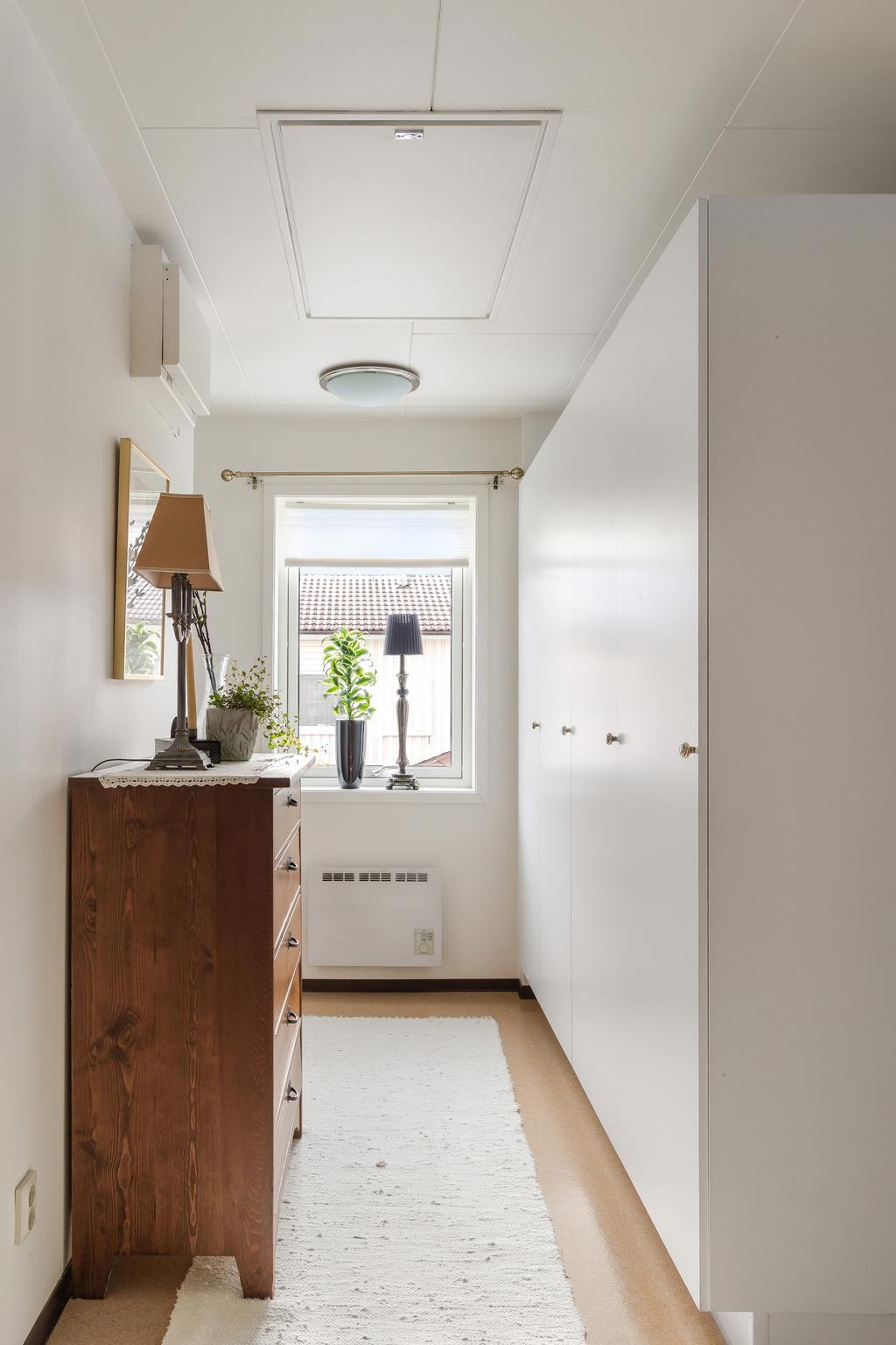 Hallen precis ovanför trappan. Här finns flera garderober till förvaring.