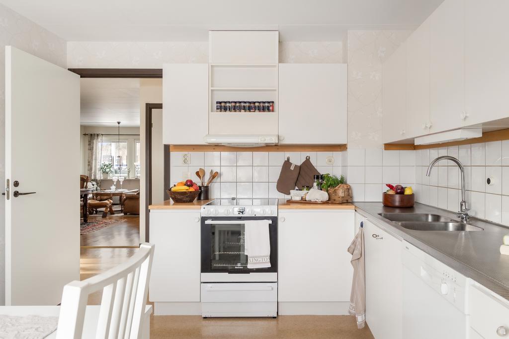 Köket har kyl, frys, spis fläkt och diskmaskin.