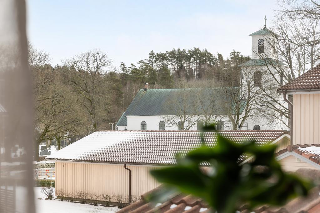 Utsikt över Ullareds Kyrka.