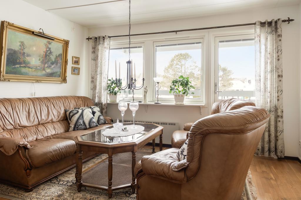 Soffgruppen där man umgås mycket med sina vänner. Dörren ut till balkongen finns här.