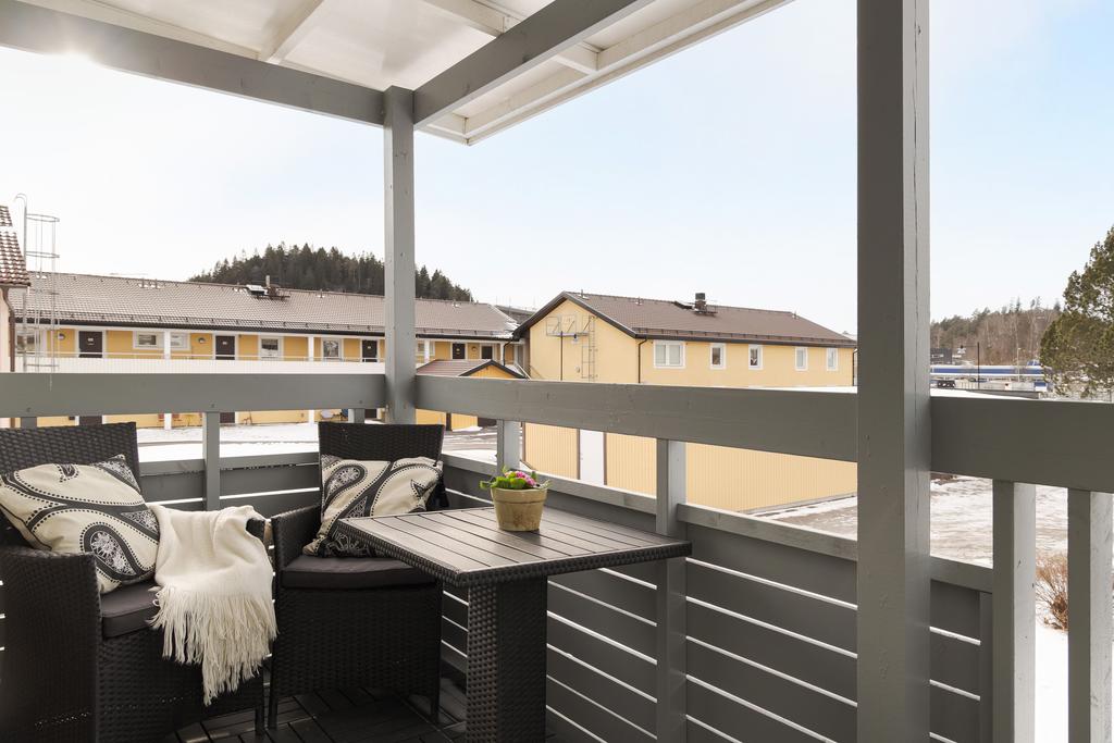 Balkong med utsikt över folkhaven som anländer till Gekås.