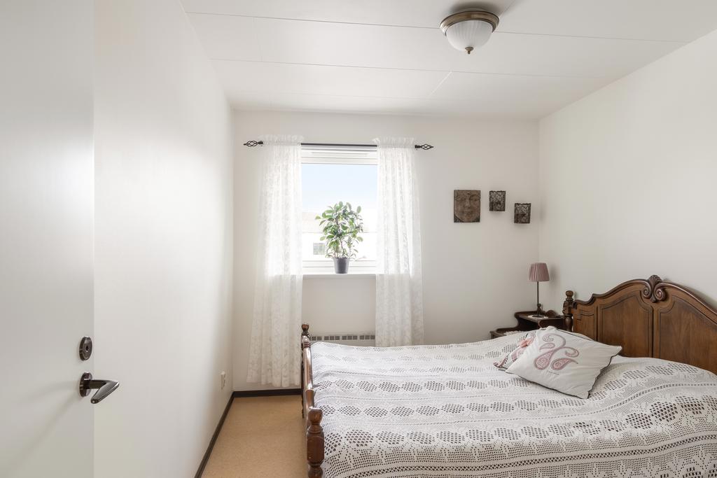 Sovrum med plats för en dubbelsäng.