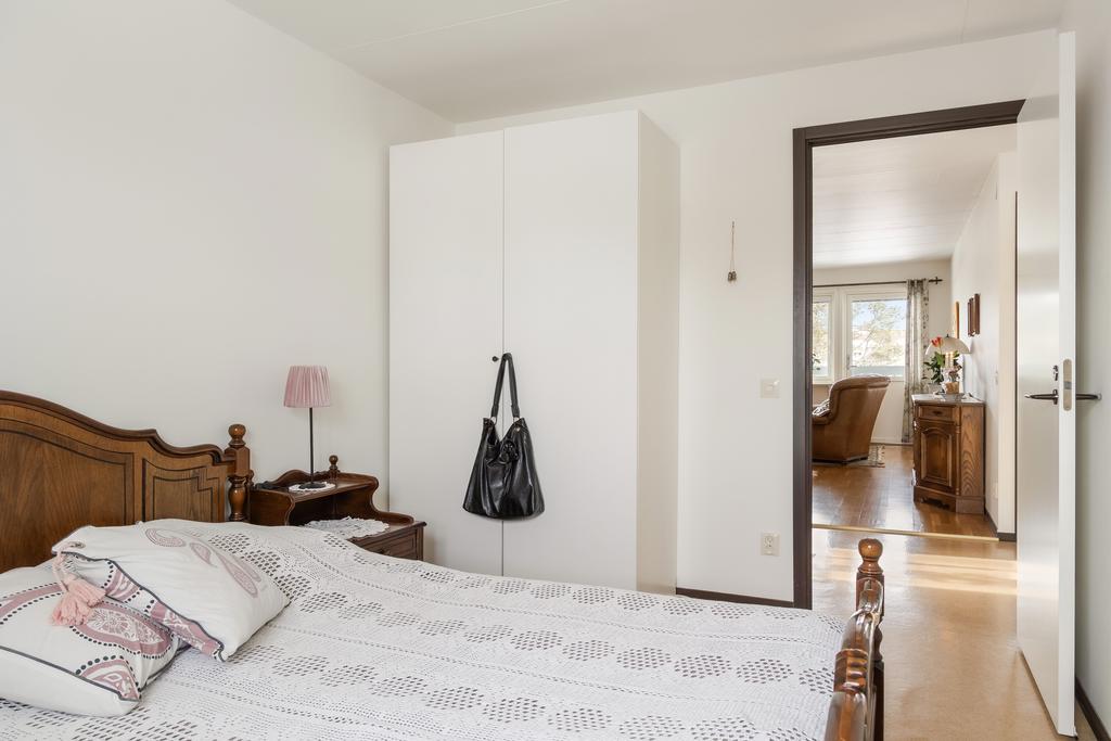 Förvaring för kläderna finns i två garderober.