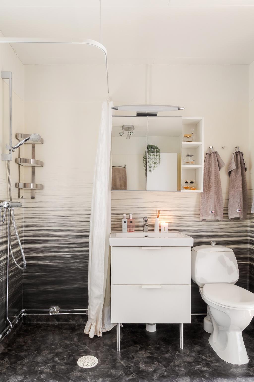 Badrum med plastmatta på golv och väggar.