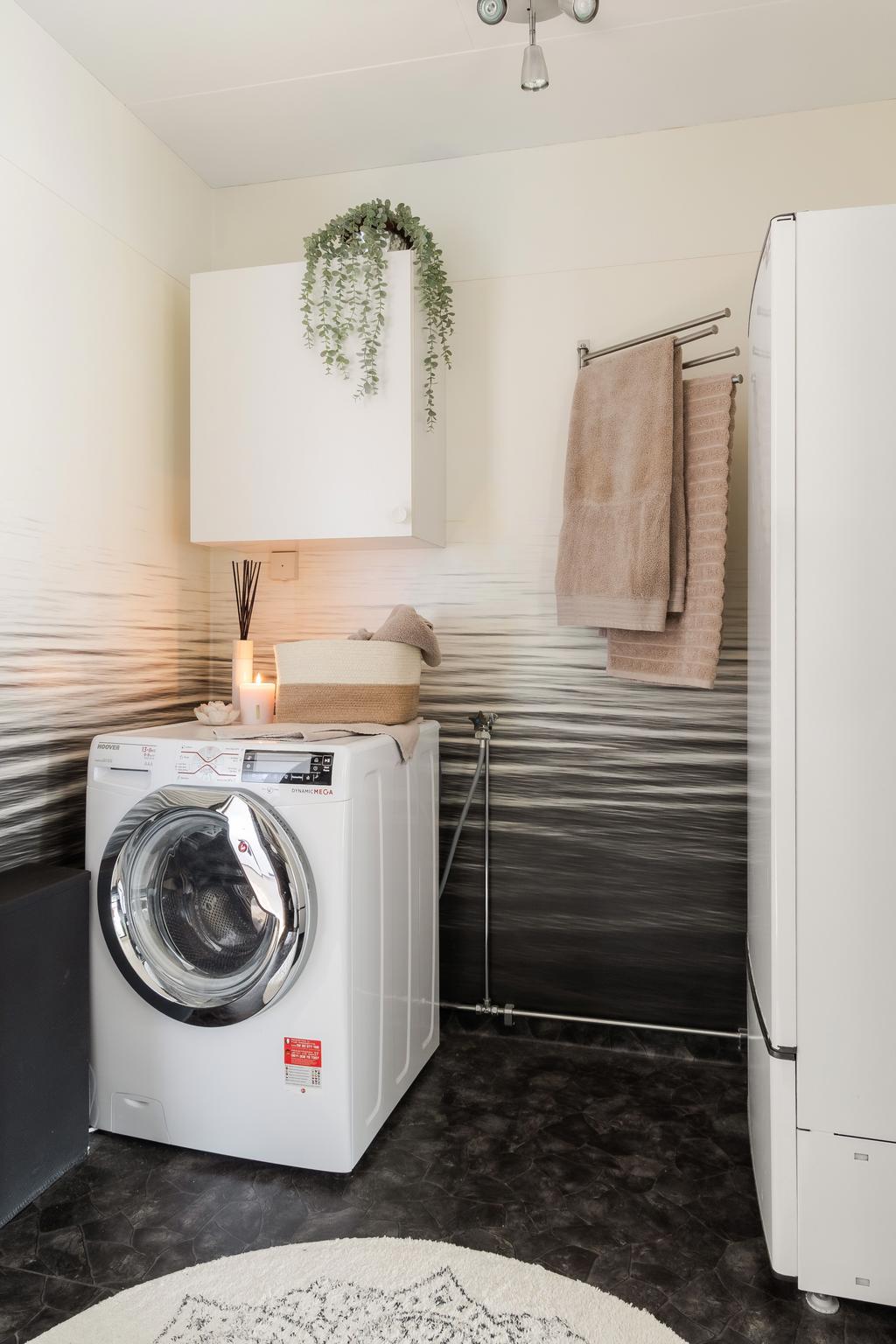 I badrummet finns en tvättmaskin.
