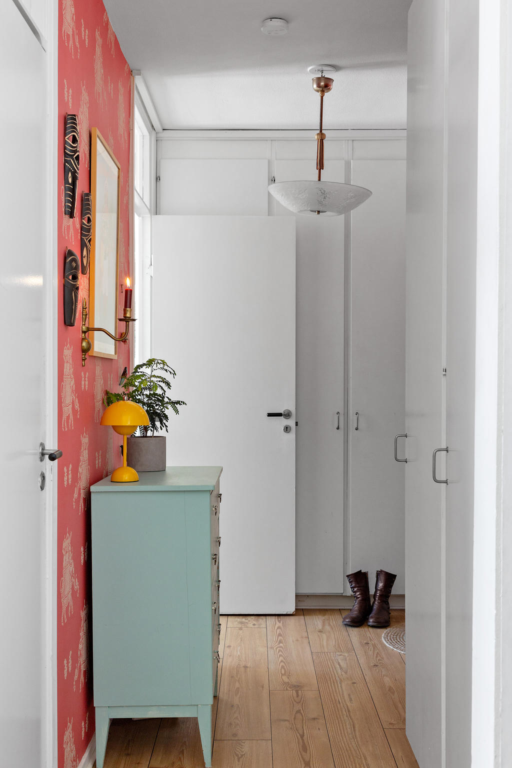 Ljus hall med mycket förvaring i garderoberna!