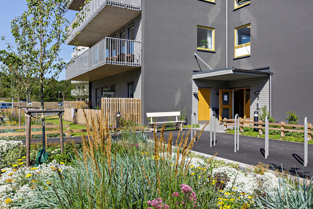 Entré med lummiga rabatter i anslutning