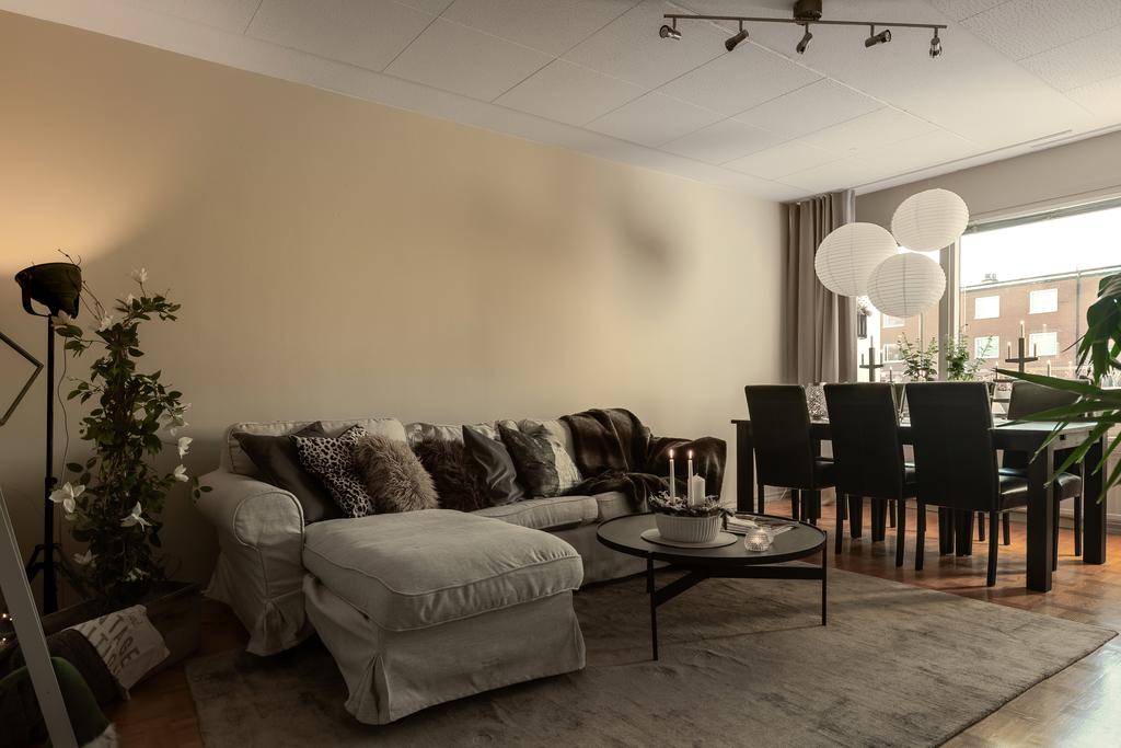 Ljust och rymligt vardagsrum med plats för både soff- och matsalsgrupp