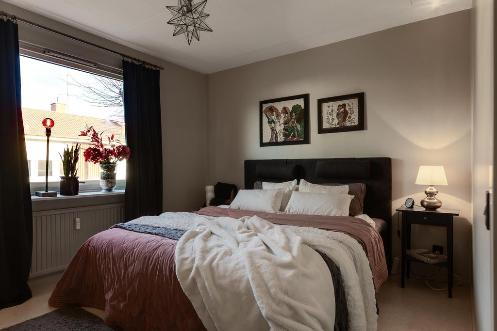 Rymligt sovrum med gott om plats för dubbelsäng