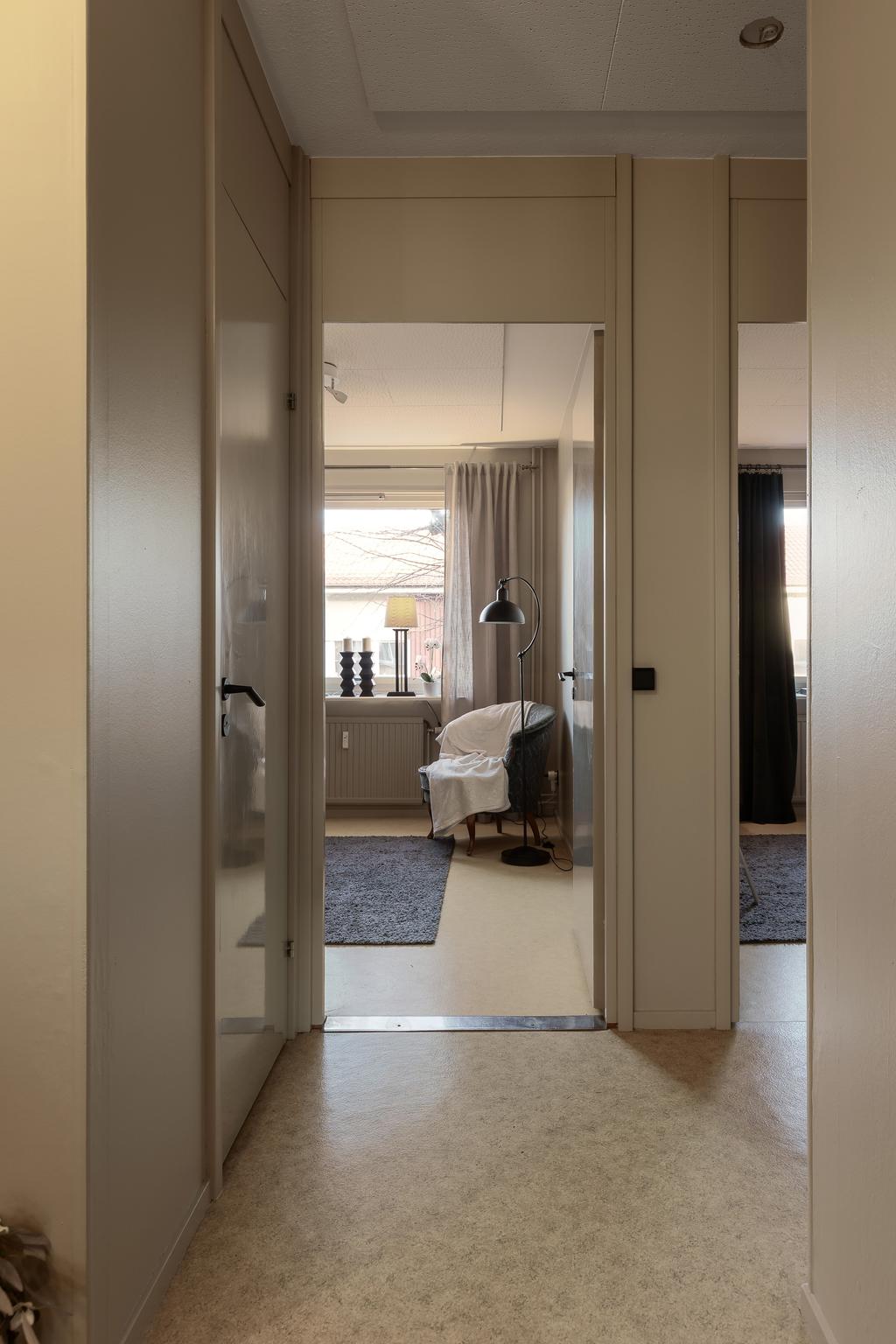 Vy från hall mot sovrum