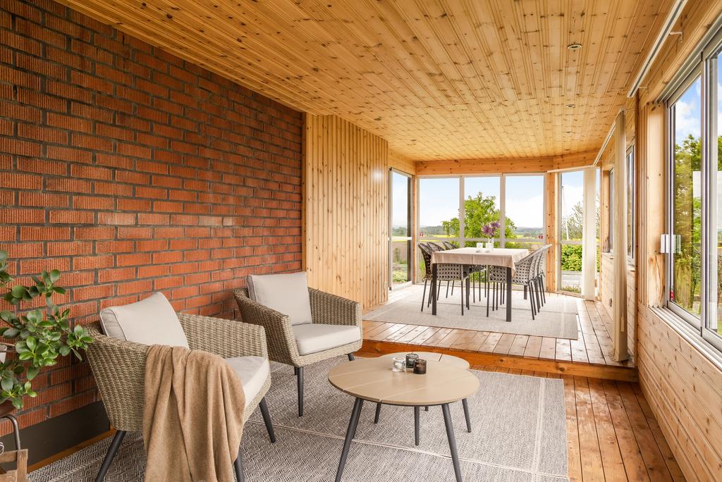 Generöst uterum med plats för både loungedel och matgrupp.