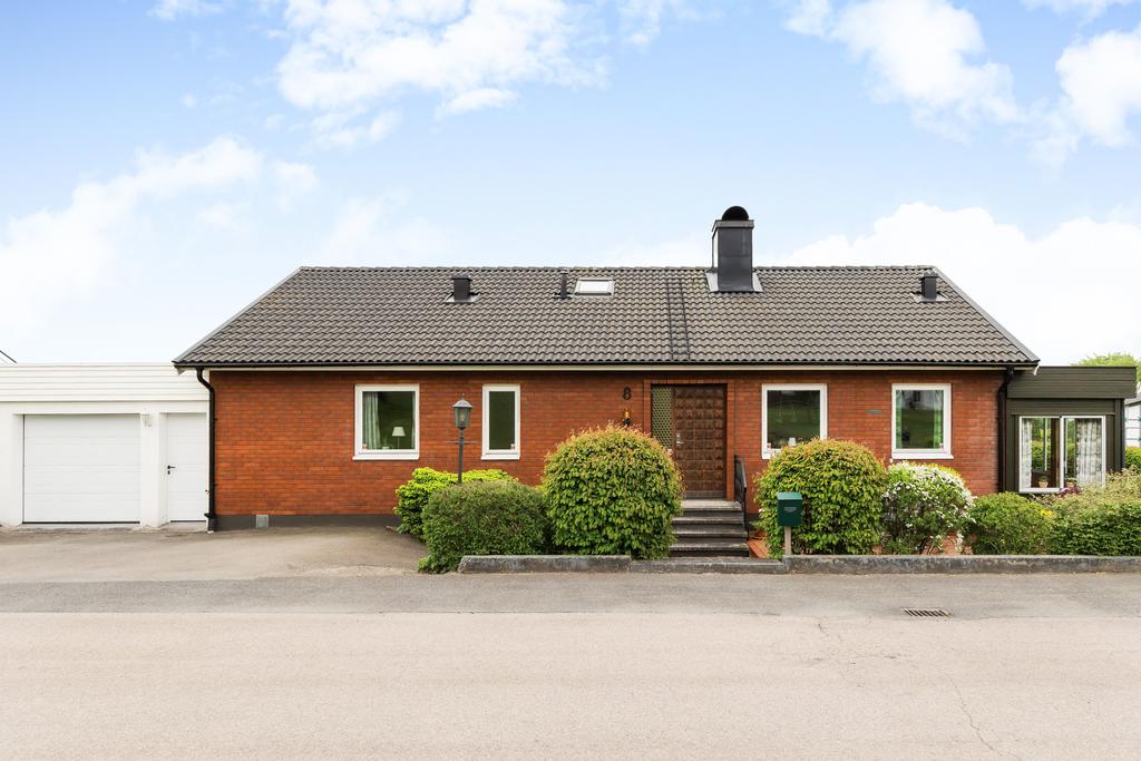 Garage och uppfart ger goda parkeringsmöjligheter.