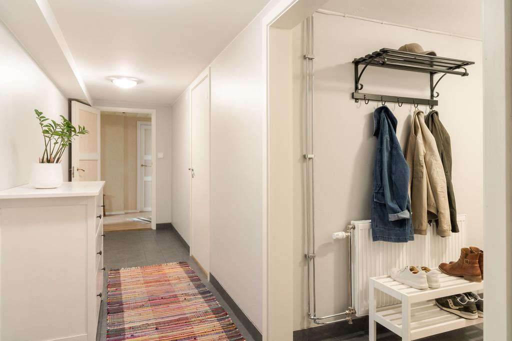 Hall i källarplan med anslutning till flera av husets biutrymmen.
