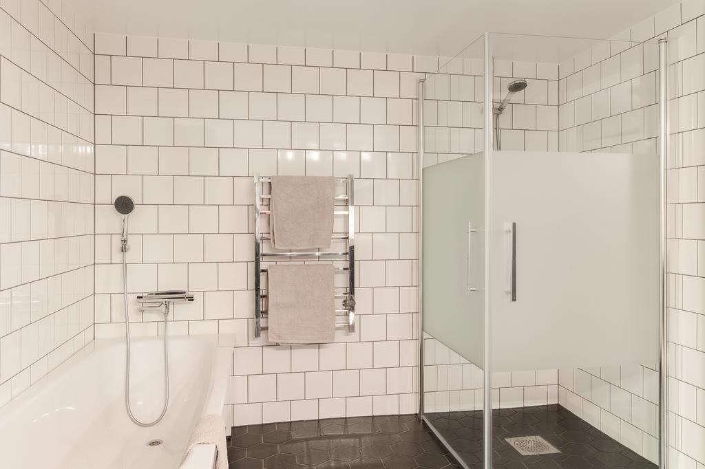 Badrummet är utrustat med dusch och badkar.