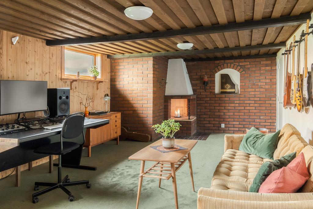 Gillestugan används idag som musikstudio men kan enkelt anpassas efter behov.