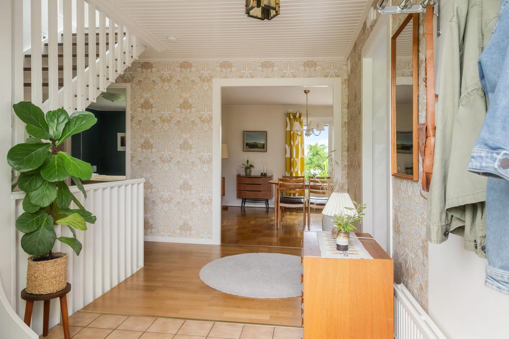 Välkomnande entréhall med god överblick över bostaden.