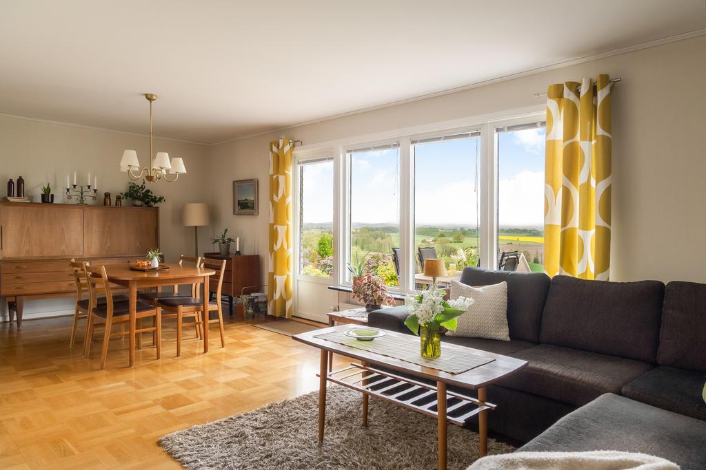 Stora fönsterpartier ger fint ljusinsläpp och kontakt med trädgården.