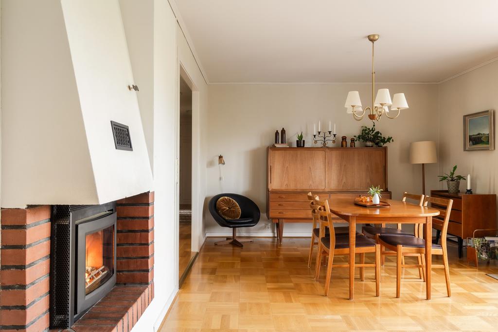 Vardagsrum med plats för både matgrupp och soffhörna.