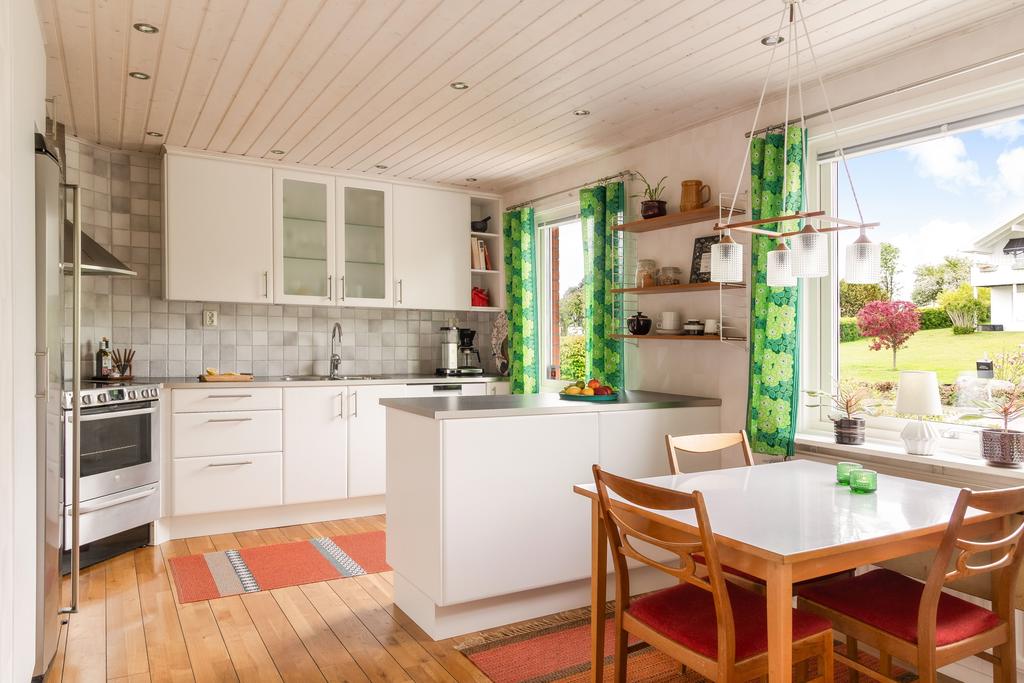 Kök med plats för matbord och utsikt mot gatan.