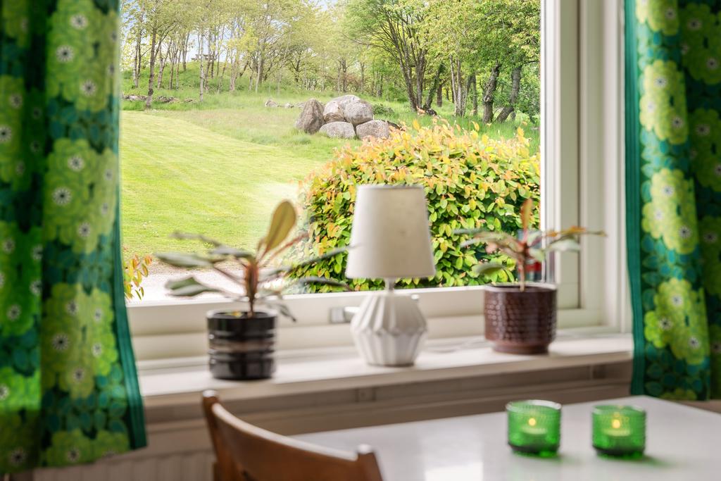 Grönskande vyer från flera av bostadens fönster.