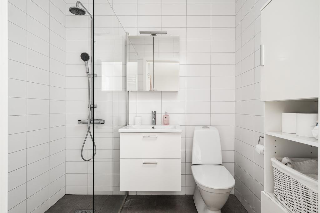 Helkaklat duschrum på övervåningen 