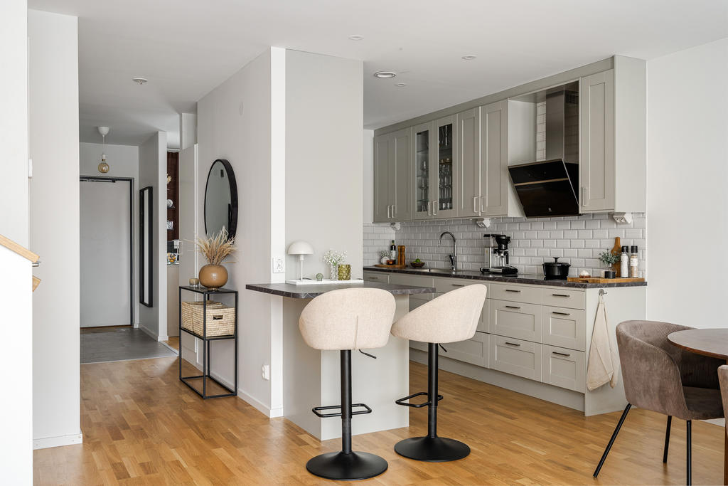 Öppet från vardagsrum mot hall och kök