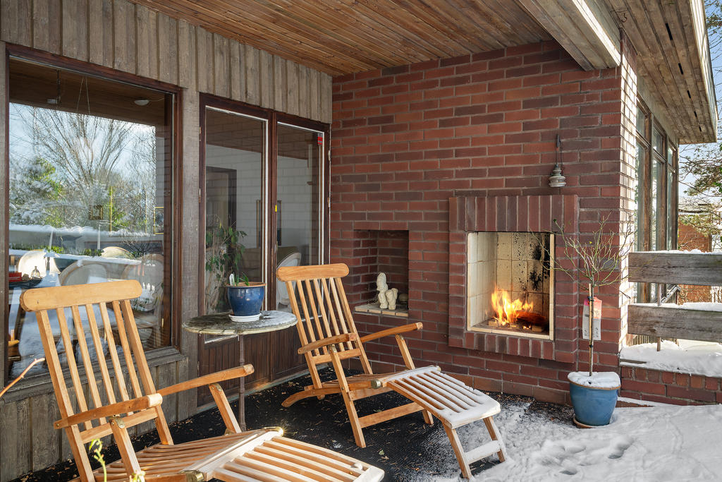 Härlig uteplats i sydväst läge som tack vare den öppna spisen är uppskattad såväl sommar som vinter