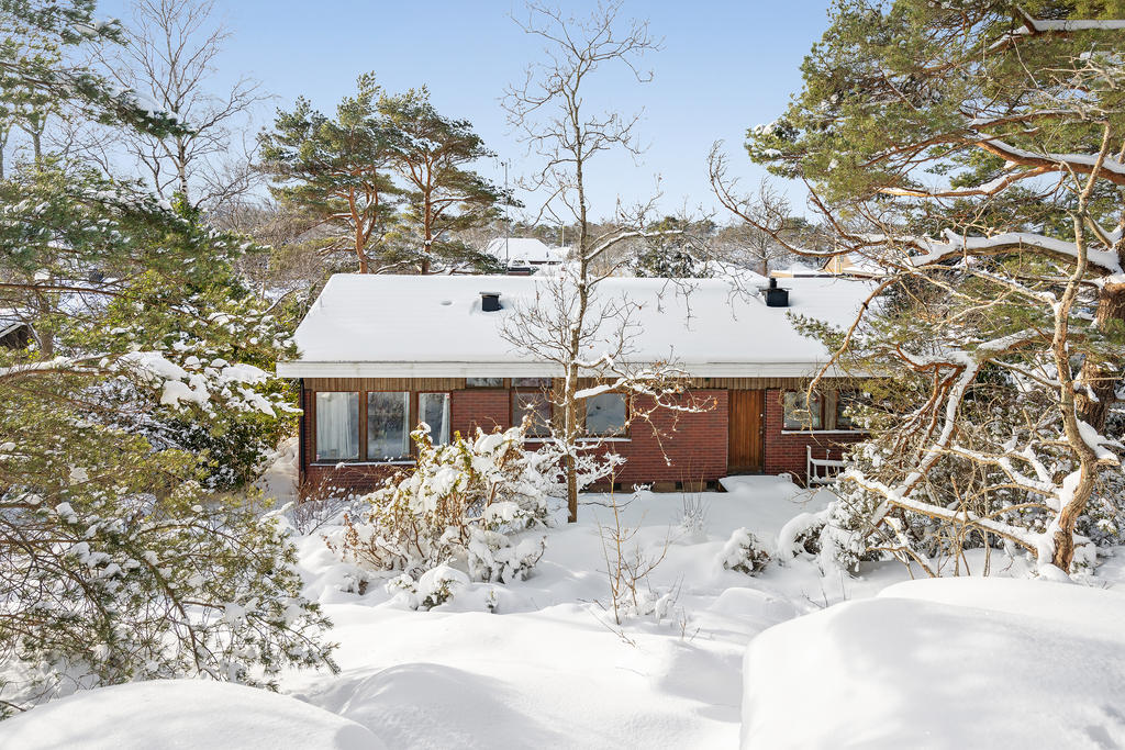 På tomten finns både en gräsmatta på framsidan och naturtomt på baksidan där skog och berg blir en rolig plats för barnfamiljen 