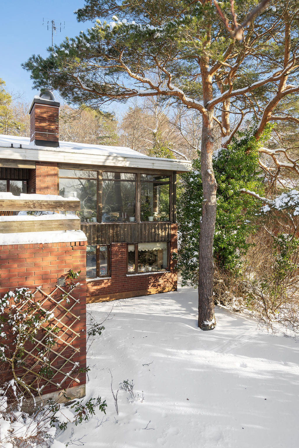 Arkitekturen är väl genomtänkt och passar perfekt för barnfamiljen. Garaget nås från insidan av huset. 