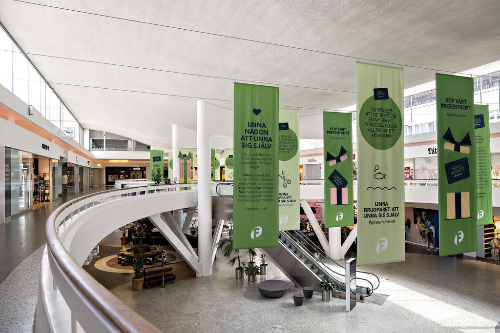 Frölunda torg erbjuder både ett stort utbud av butiker och goda kommunikationsmöjligheter 