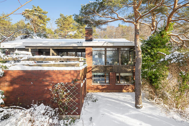 Välkomna till ett hus med mycket karaktär som måste upplevas på plats. 