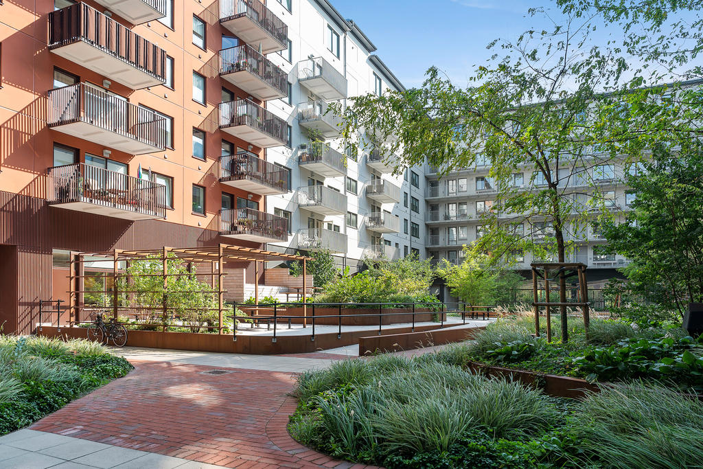 Föreningens innergård är mycket trevlig arrangerad med gott om grönska, pergola och umgängesytor. 