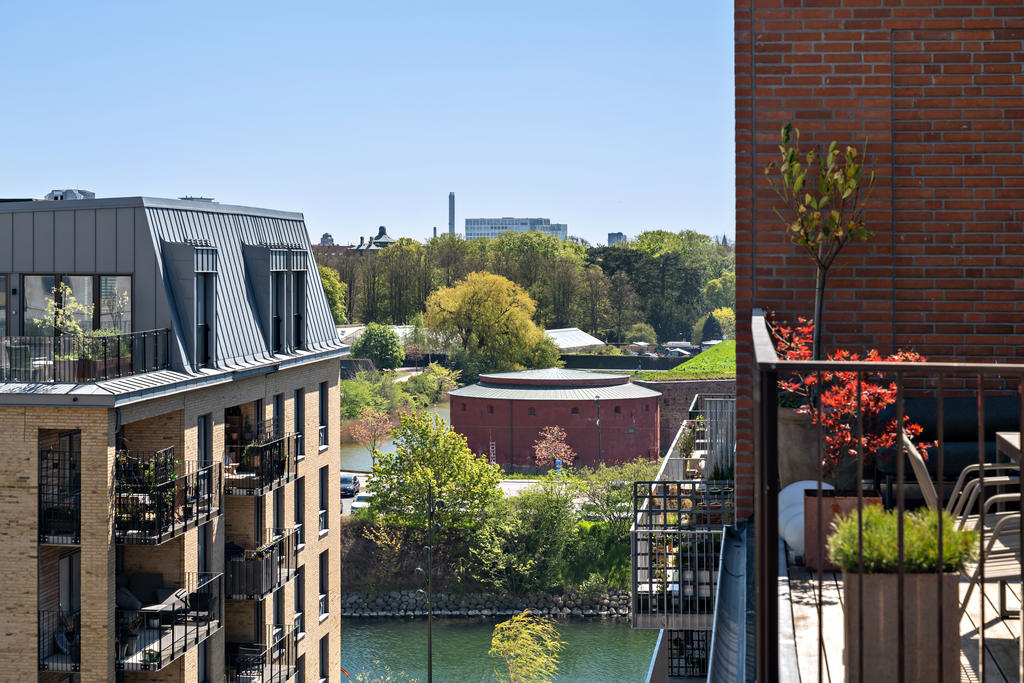 Blickar vi söderut syns kanalen, kungsparken och en skymt av Malmöhus Slott.